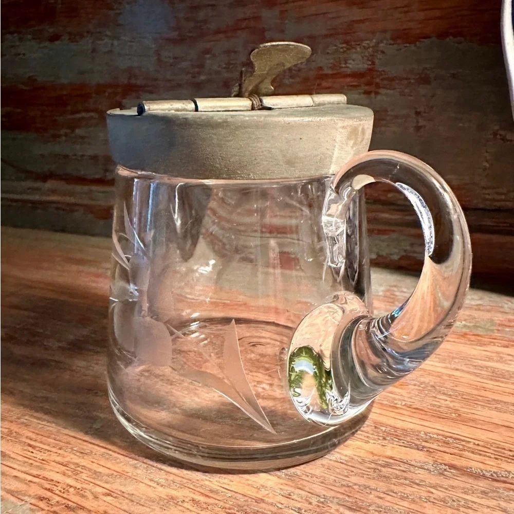 VINTAGE, ETCHED, HEAVY GLASS SYRUP PITCHER WITH LID. IN GOOD CONDITION. - Picture 4 of 8